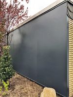 Verkleidung einer Garagenwand mit großformatigen Fassadentafeln. (Laukien HC-Plan 6mm, Farbton: Anthrazit seidenmatt)